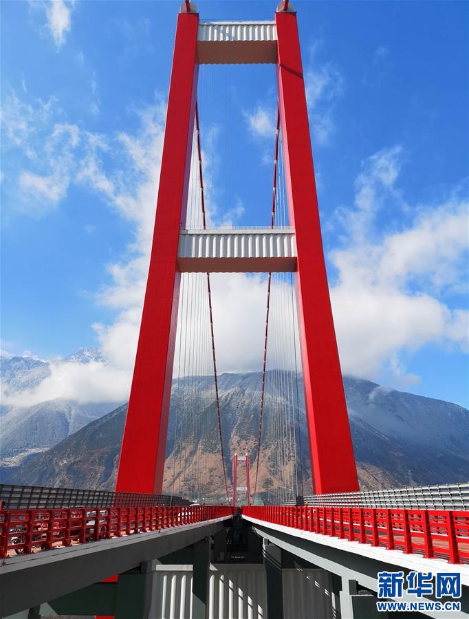 （经济）（8）川藏“新干线”雅康高速公路全线建成并试通车