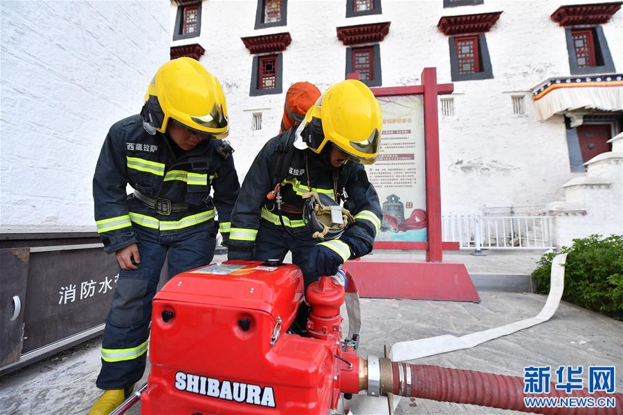 （社会）（2）拉萨市消防救援支队在布达拉宫开展火灾扑救实战演练