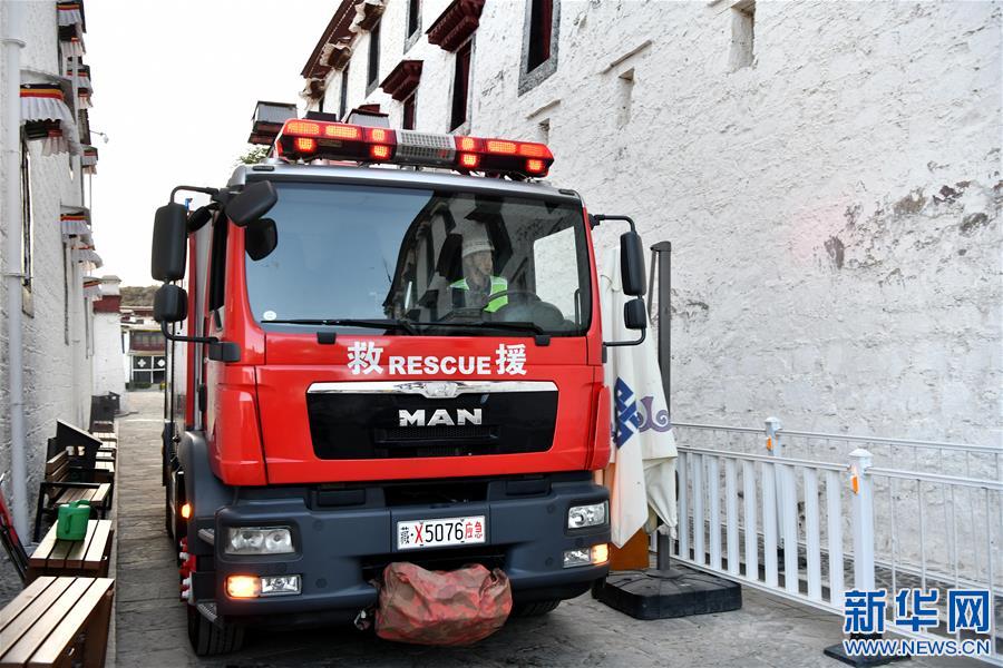 （社会）（3）拉萨市消防救援支队在布达拉宫开展火灾扑救实战演练