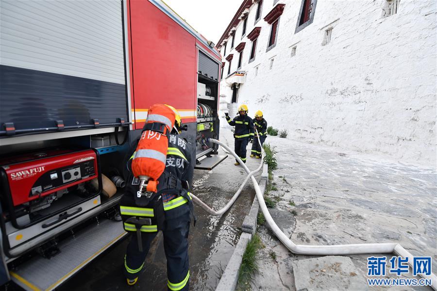 （社会）（4）拉萨市消防救援支队在布达拉宫开展火灾扑救实战演练