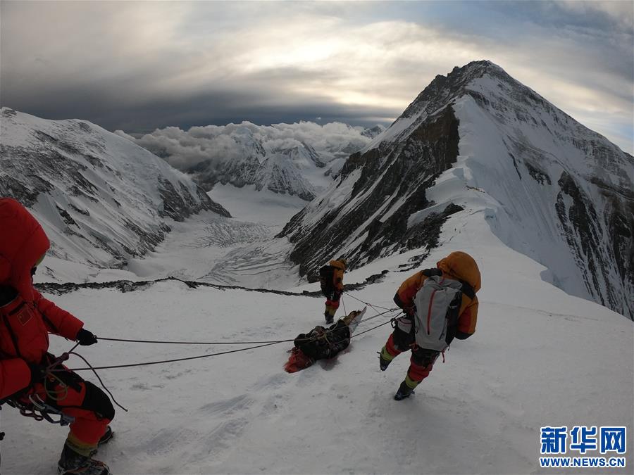 （体育·图文互动）（1）中国救援人员成功在珠峰北坡7500米处营救一外籍登山者
