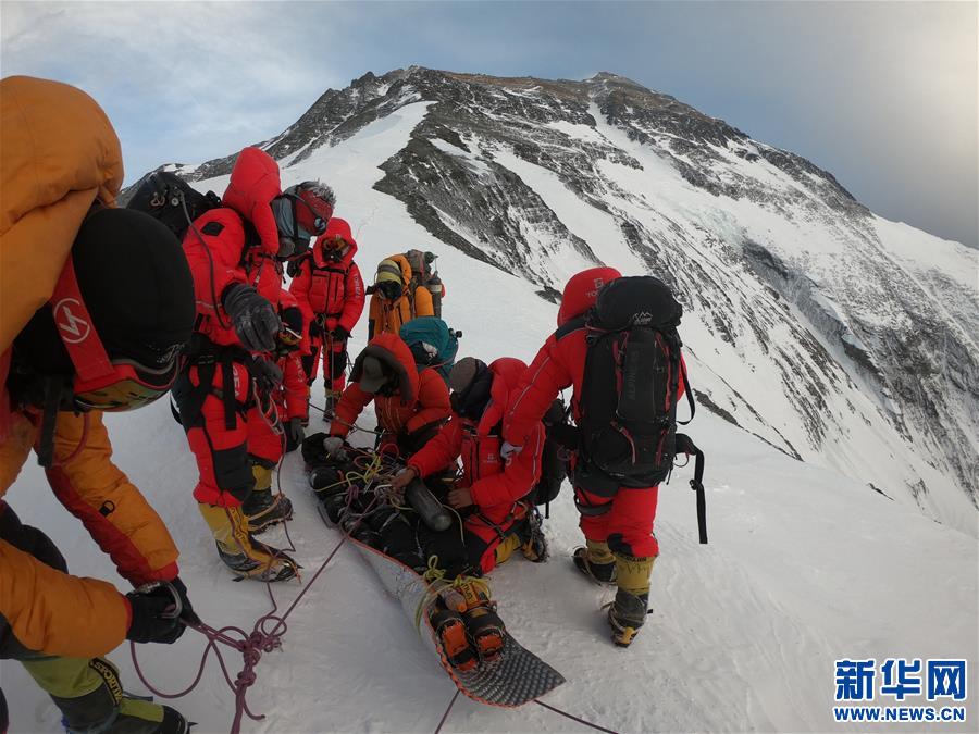 （体育·图文互动）（2）中国救援人员成功在珠峰北坡7500米处营救一外籍登山者