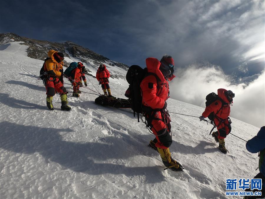 （体育·图文互动）（3）中国救援人员成功在珠峰北坡7500米处营救一外籍登山者