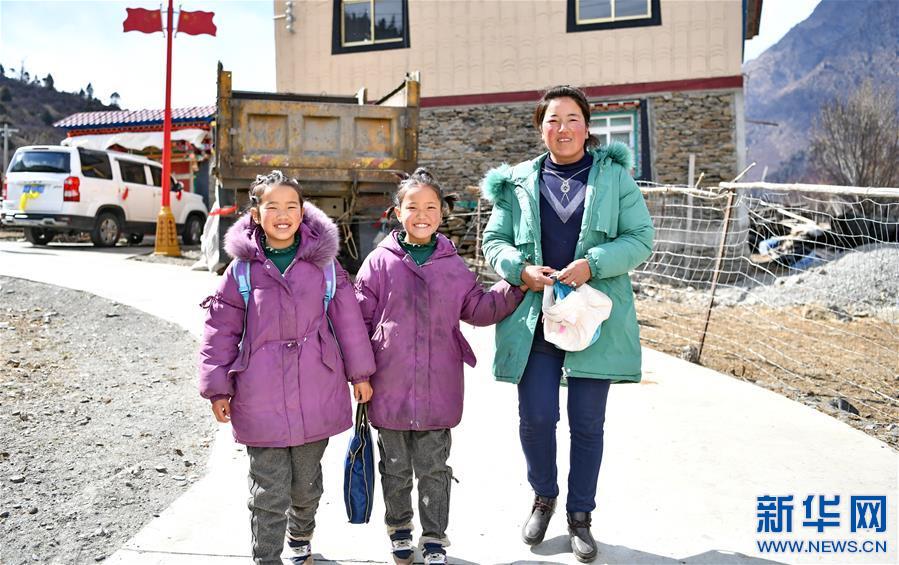 （新华全媒头条·图文互动）（3）一面国旗与三代人的守望——记西藏林芝市西日卡村的“红色”传承