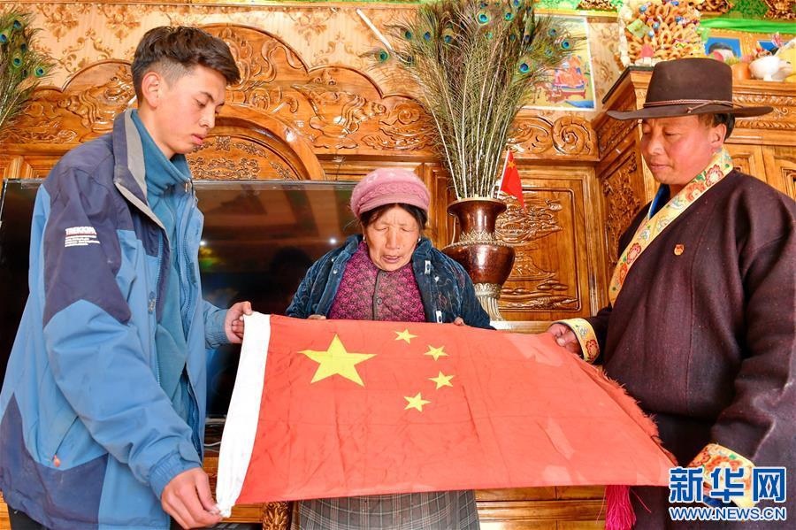 （新华全媒头条·图文互动）（4）一面国旗与三代人的守望——记西藏林芝市西日卡村的“红色”传承