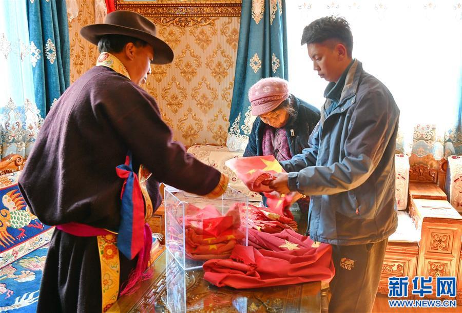 （新华全媒头条·图文互动）（5）一面国旗与三代人的守望——记西藏林芝市西日卡村的“红色”传承