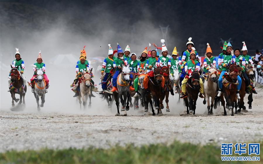 （体育）（1）西藏当雄：云端赛马