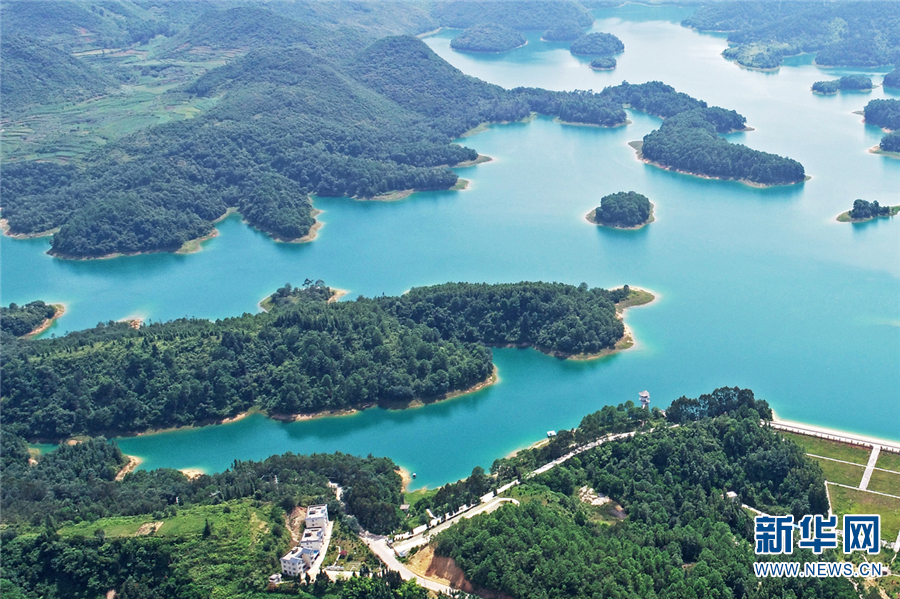 航拍云南摆龙湖:山清水秀景色美