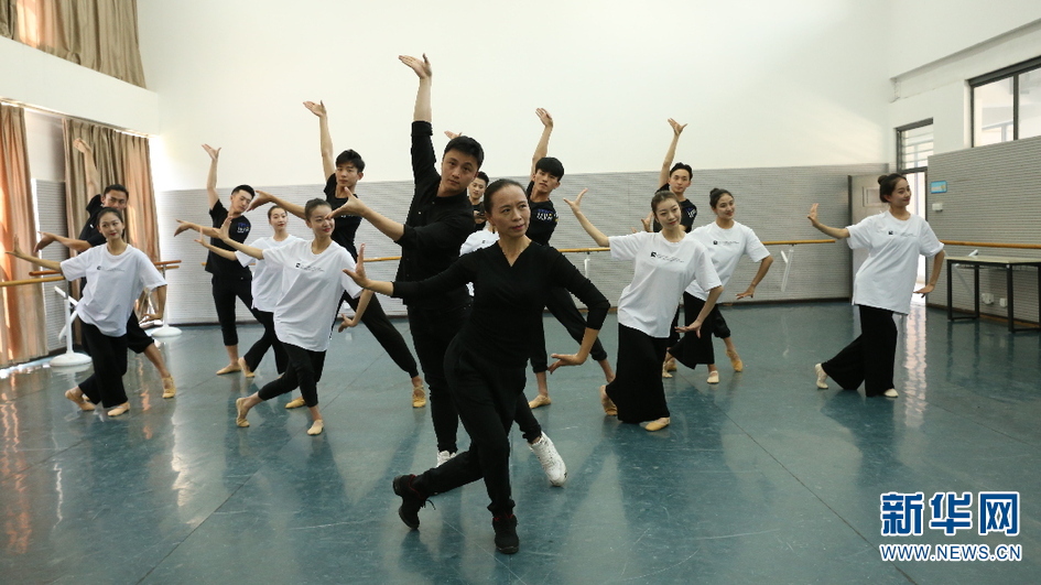 他们是来自云南艺术学院舞蹈学院的12名师生,为了这一天,他们准备了